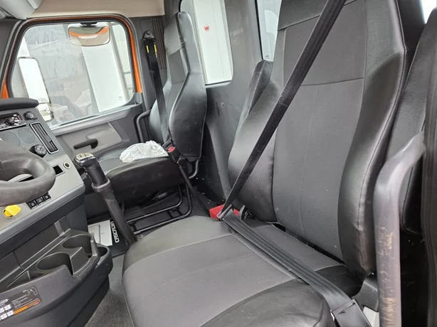 2019 Freightliner Cascadia - image 31