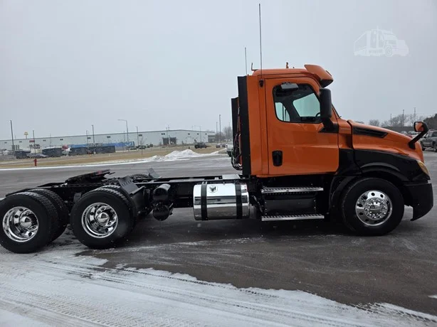 2019 Freightliner Cascadia - image 6