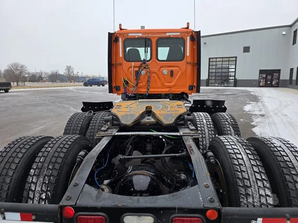 2019 Freightliner Cascadia - image 4