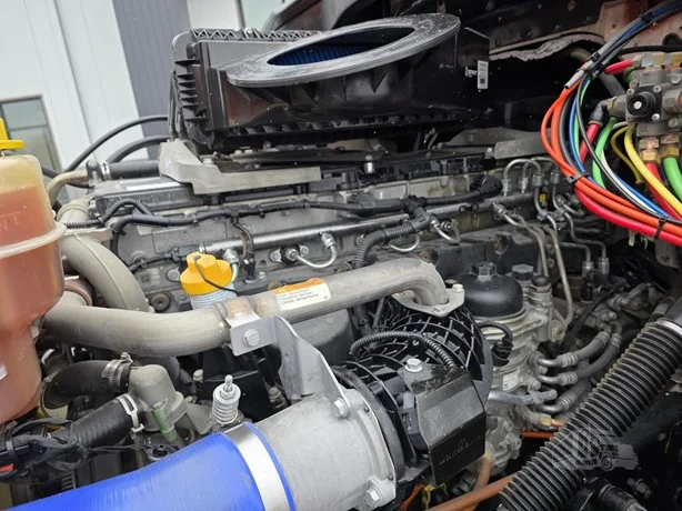 2019 Freightliner Cascadia - image 9