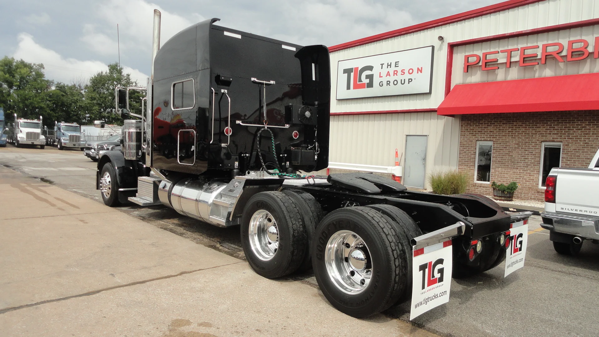 2017 Peterbilt 389 in Sikeston, MO — photo 3