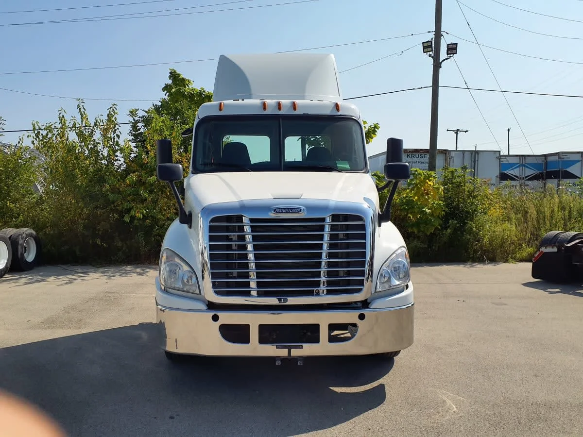 2018 Freightliner Cascadia in Indianapolis, IN — photo 2