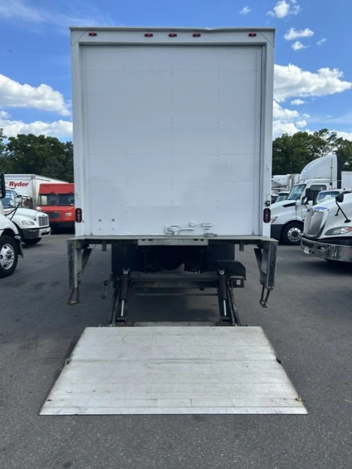 2019 International 4300 in Farmingdale, NY — photo 12