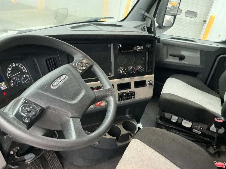 2019 Freightliner Cascadia - image 10