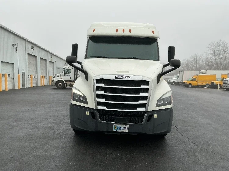 2019 Freightliner Cascadia - image 2