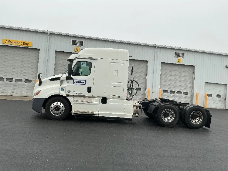 2019 Freightliner Cascadia - image 4
