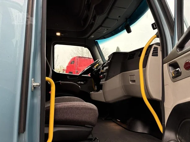 2023 Peterbilt 579 in Portland, OR — photo 13