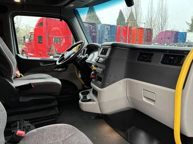 2023 Peterbilt 579 in Portland, OR — photo 14