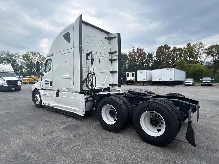 2022 Freightliner Cascadia in Salem, VA — photo 5