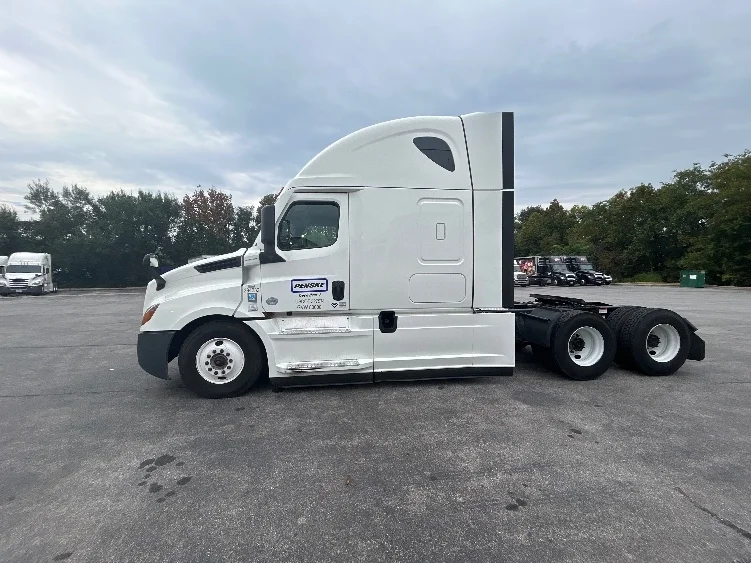 2022 Freightliner Cascadia in Salem, VA — photo 4