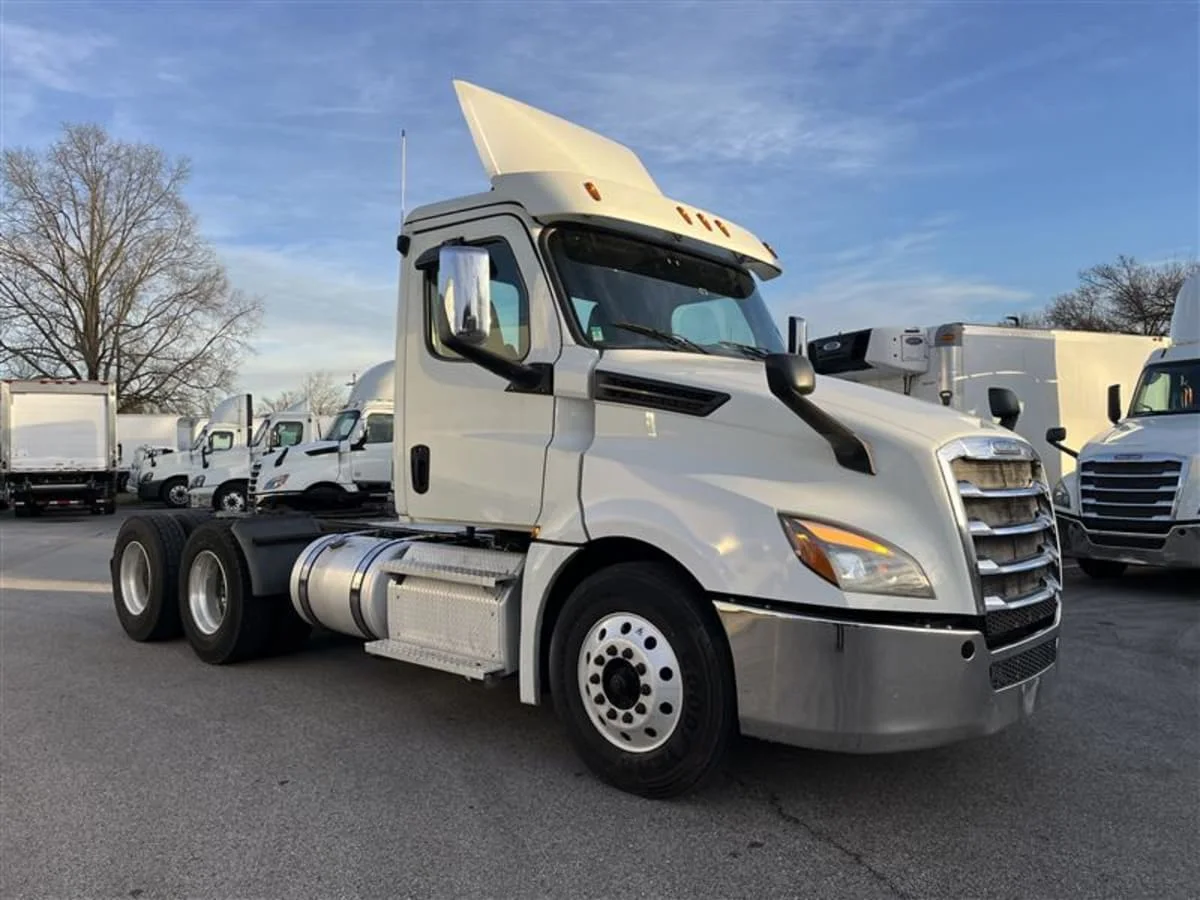 2020 Freightliner Cascadia in Beltsville, MD — photo 3