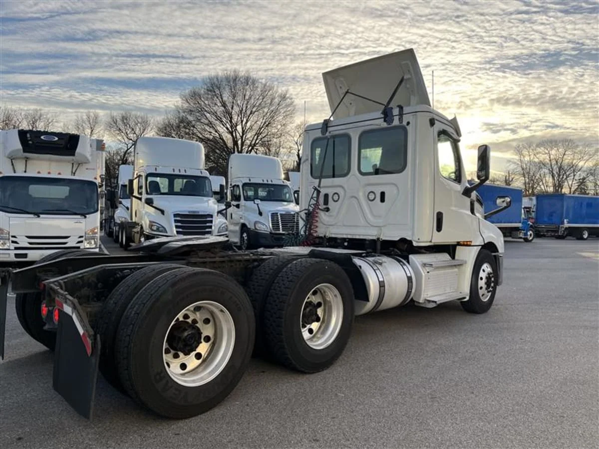 2020 Freightliner Cascadia in Beltsville, MD — photo 4