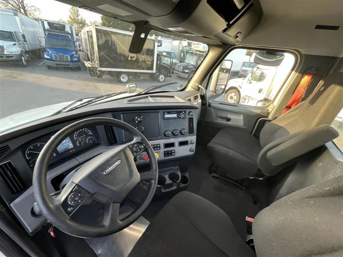 2020 Freightliner Cascadia in Beltsville, MD — photo 7