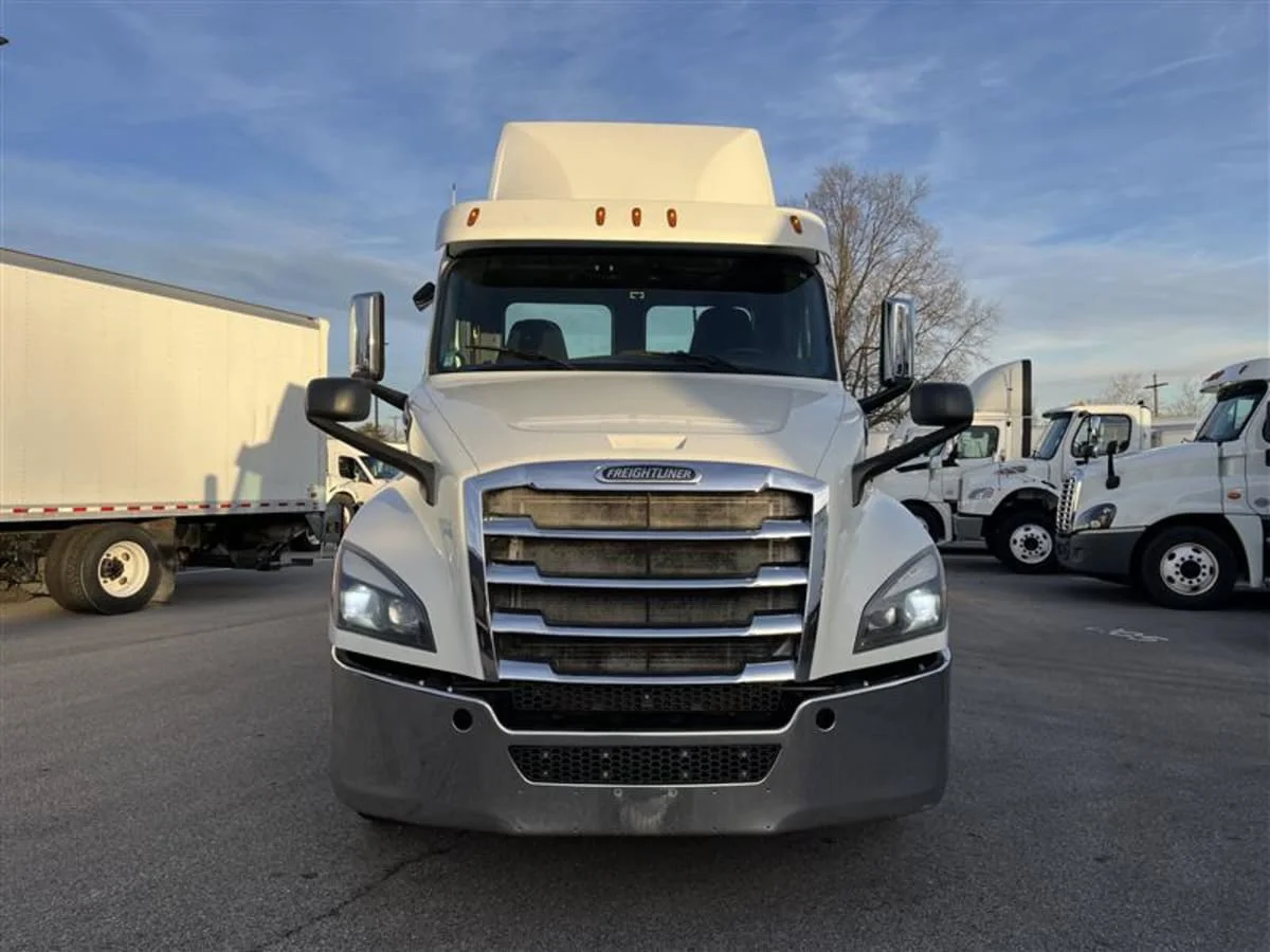 2020 Freightliner Cascadia in Beltsville, MD — photo 2
