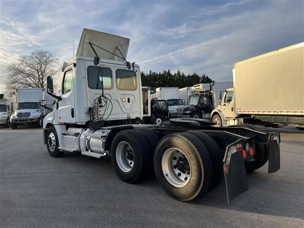 2020 Freightliner Cascadia in Beltsville, MD — photo 6