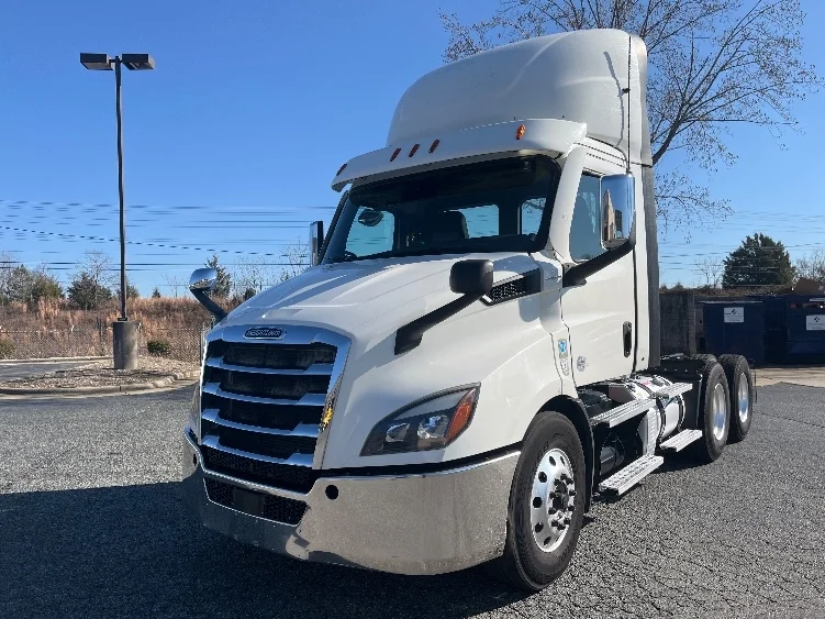 2021 Freightliner Cascadia - image 3