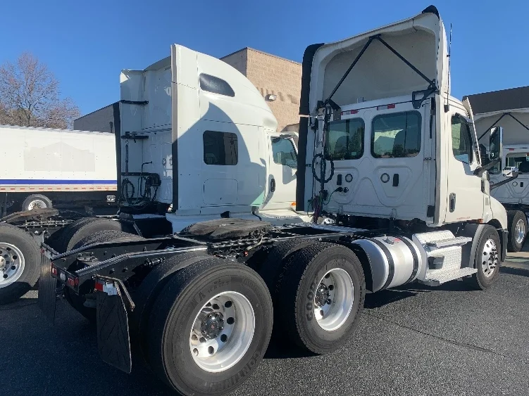 2021 Freightliner Cascadia - image 7