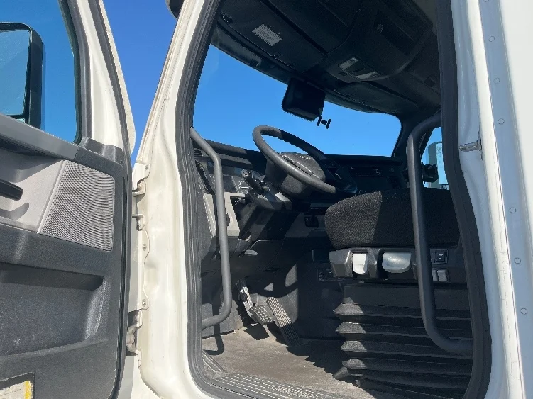 2021 Freightliner Cascadia - image 9