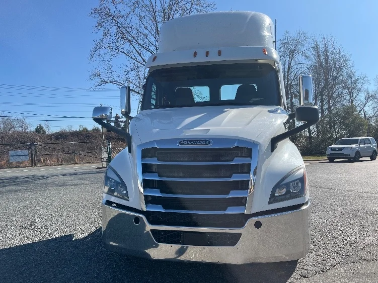 2021 Freightliner Cascadia - image 2