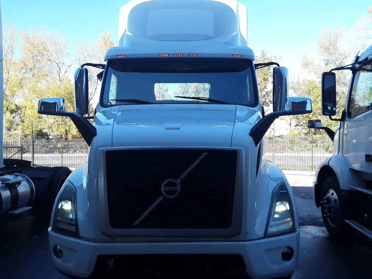 2019 Volvo VNR 660 in Kansas City, MO — photo 2