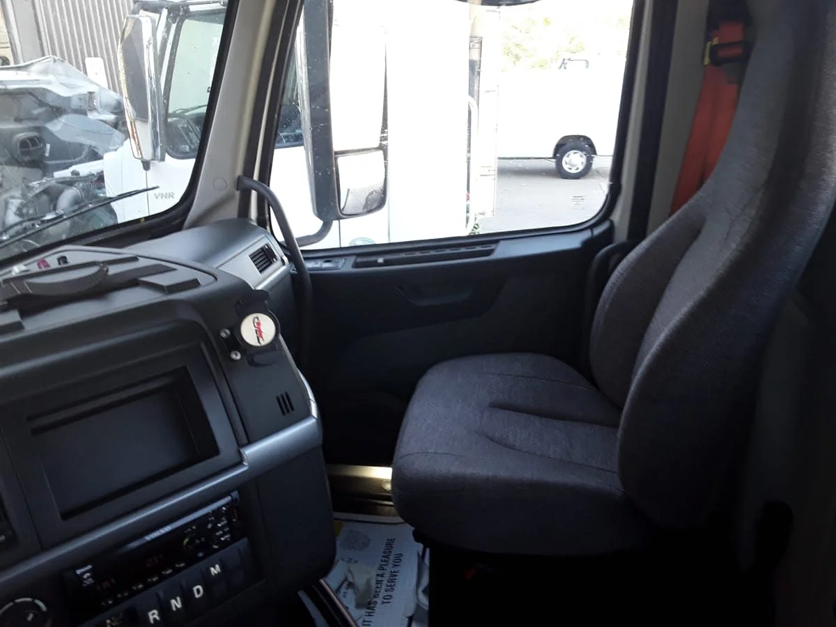 2019 Volvo VNR 660 in Kansas City, MO — photo 8