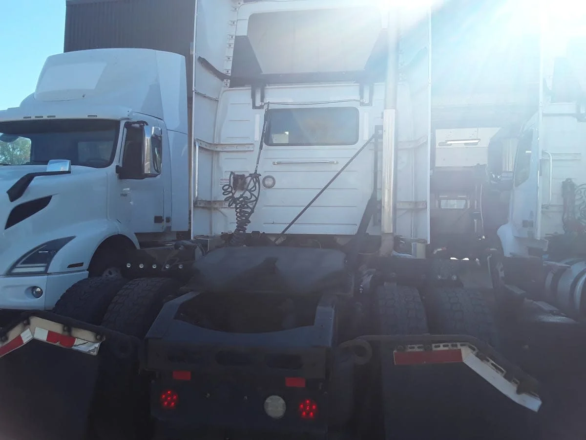 2019 Volvo VNR 660 in Kansas City, MO — photo 5