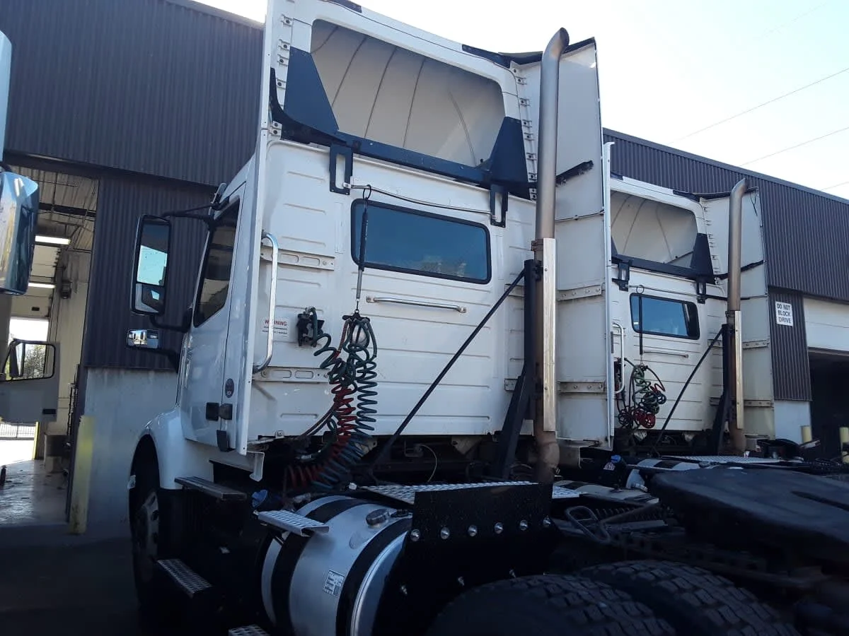 2019 Volvo VNR 660 in Kansas City, MO — photo 6