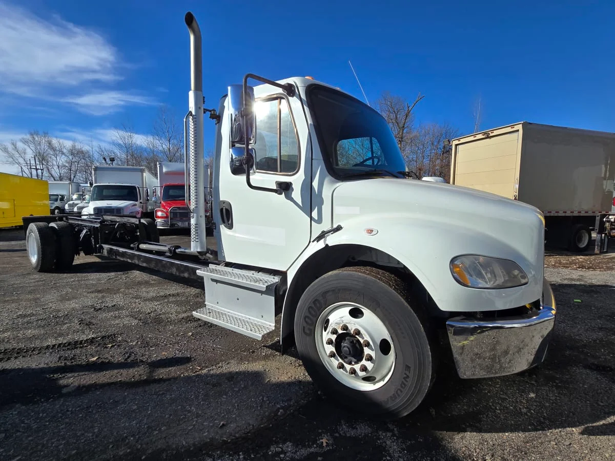 2017 Freightliner M2 106 - image 3