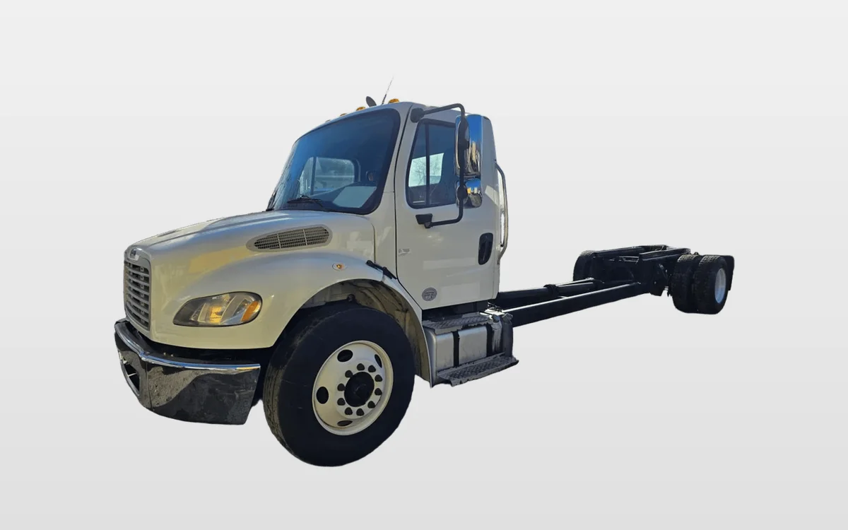 2017 Freightliner M2 106 - image 1