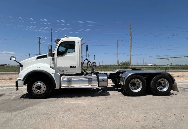2021 Kenworth T880 in Madison, WI — photo 2