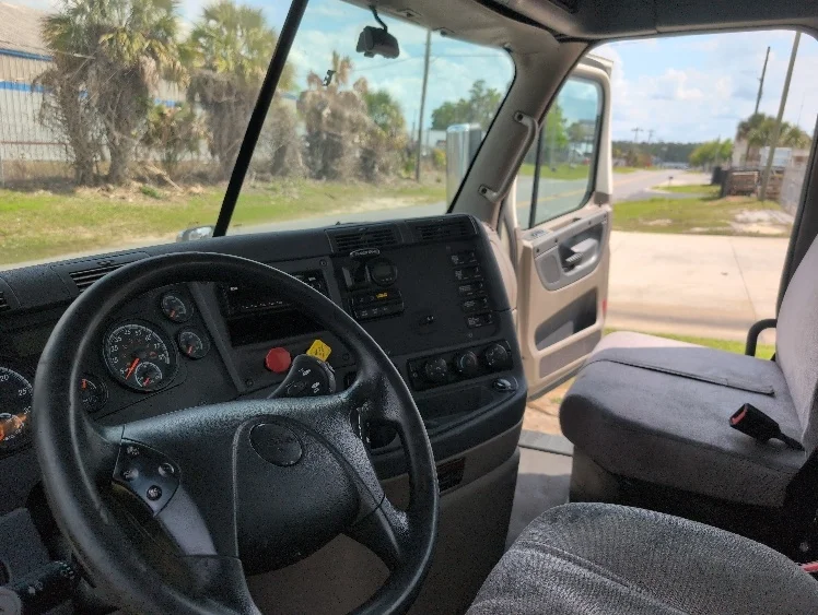 2019 Freightliner Cascadia - image 10