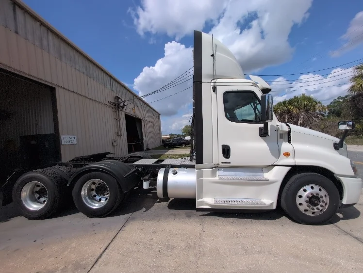 2019 Freightliner Cascadia - image 8