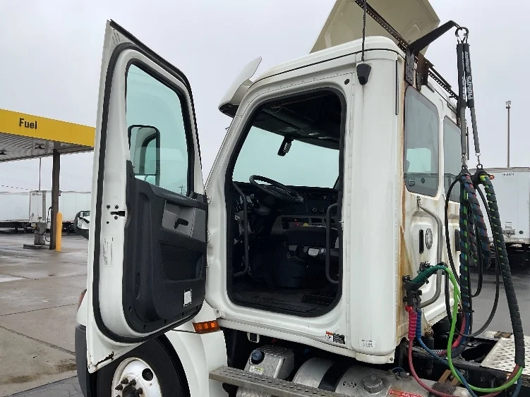 2019 Freightliner Cascadia in Milwaukee, WI — photo 9