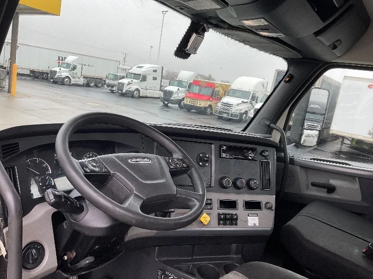 2019 Freightliner Cascadia in Milwaukee, WI — photo 10
