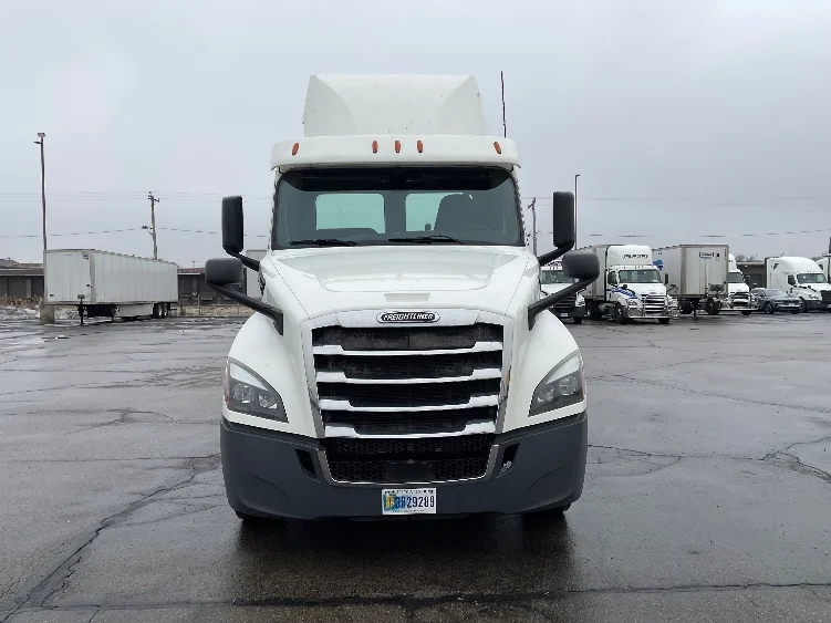 2019 Freightliner Cascadia in Milwaukee, WI — photo 2