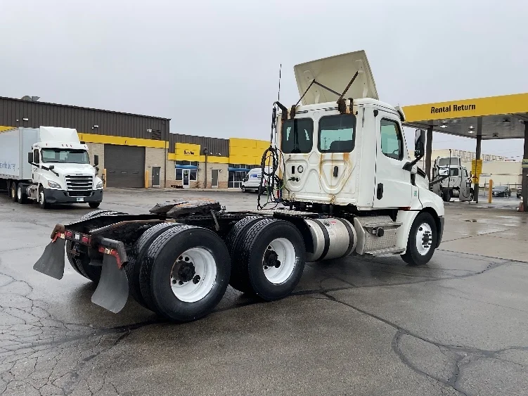 2019 Freightliner Cascadia in Milwaukee, WI — photo 7