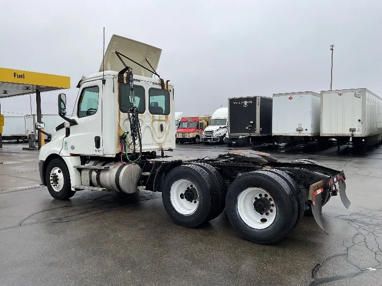 2019 Freightliner Cascadia in Milwaukee, WI — photo 5