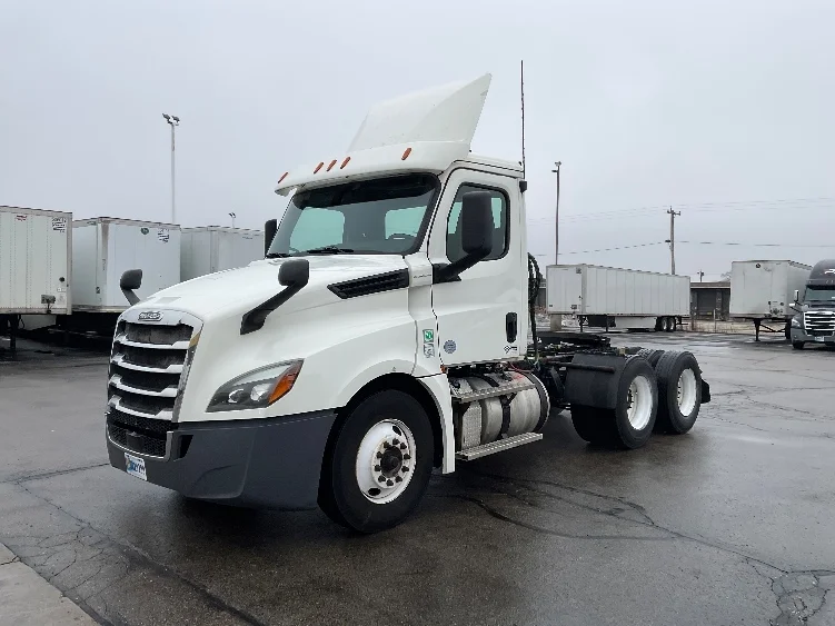 2019 Freightliner Cascadia in Milwaukee, WI — photo 3