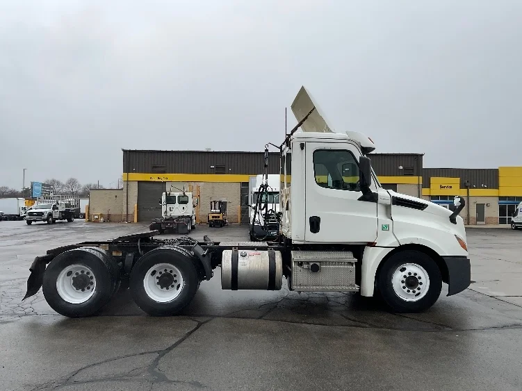 2019 Freightliner Cascadia in Milwaukee, WI — photo 8