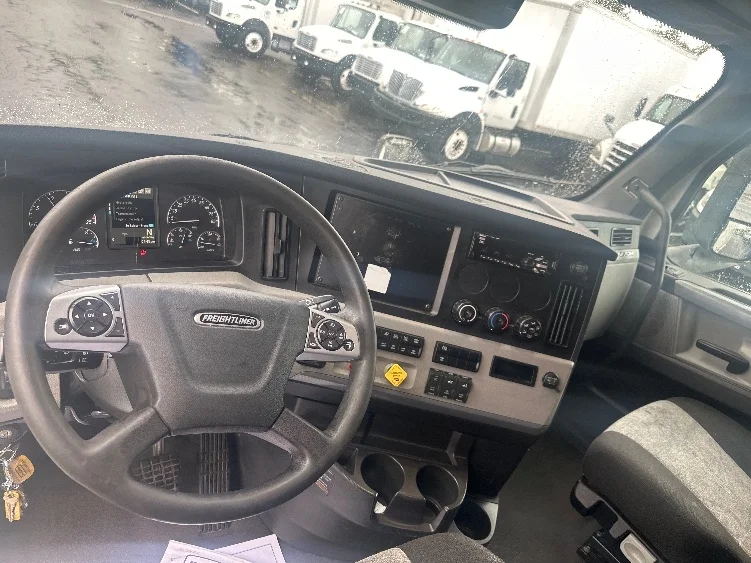 2021 Freightliner Cascadia - image 10