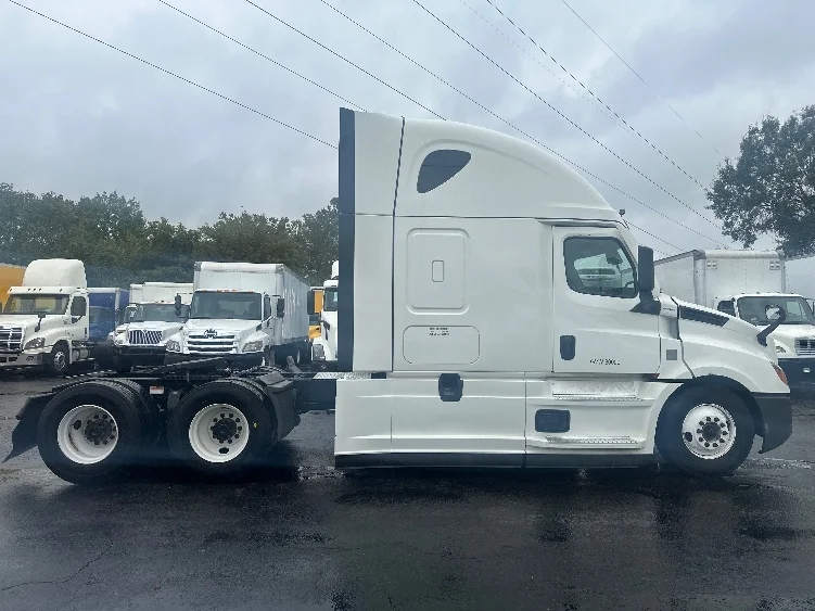 2021 Freightliner Cascadia - image 8