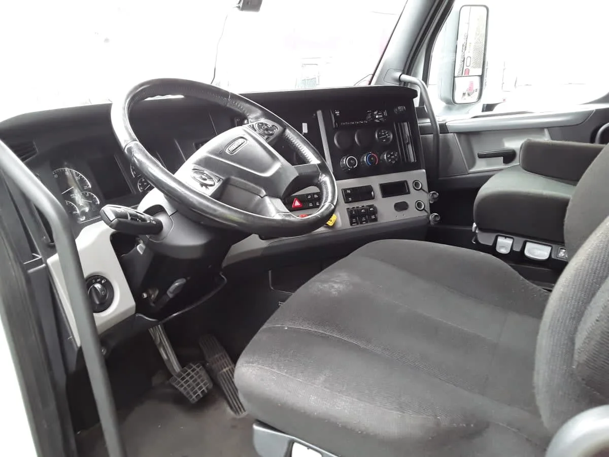 2020 Freightliner Cascadia in Salisbury, MA — photo 7