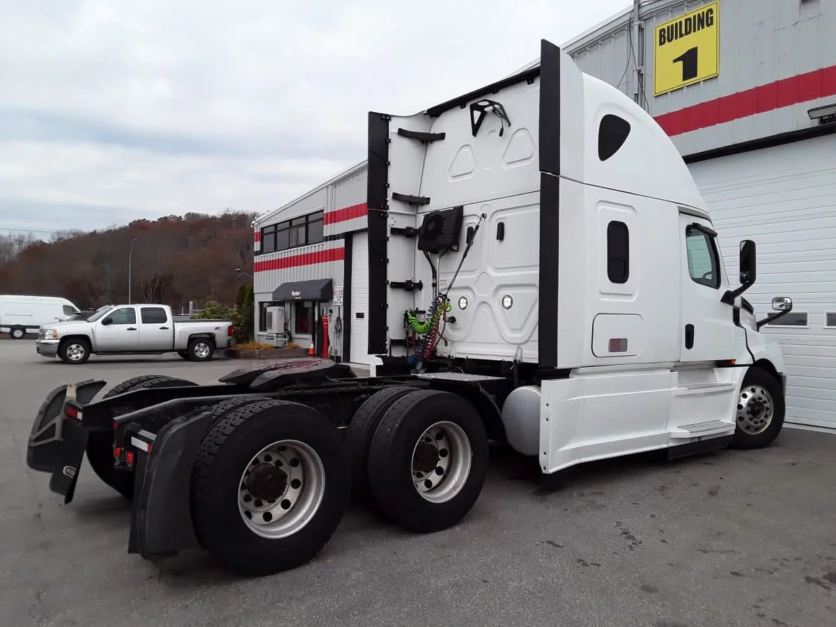 2020 Freightliner Cascadia in Salisbury, MA — photo 4