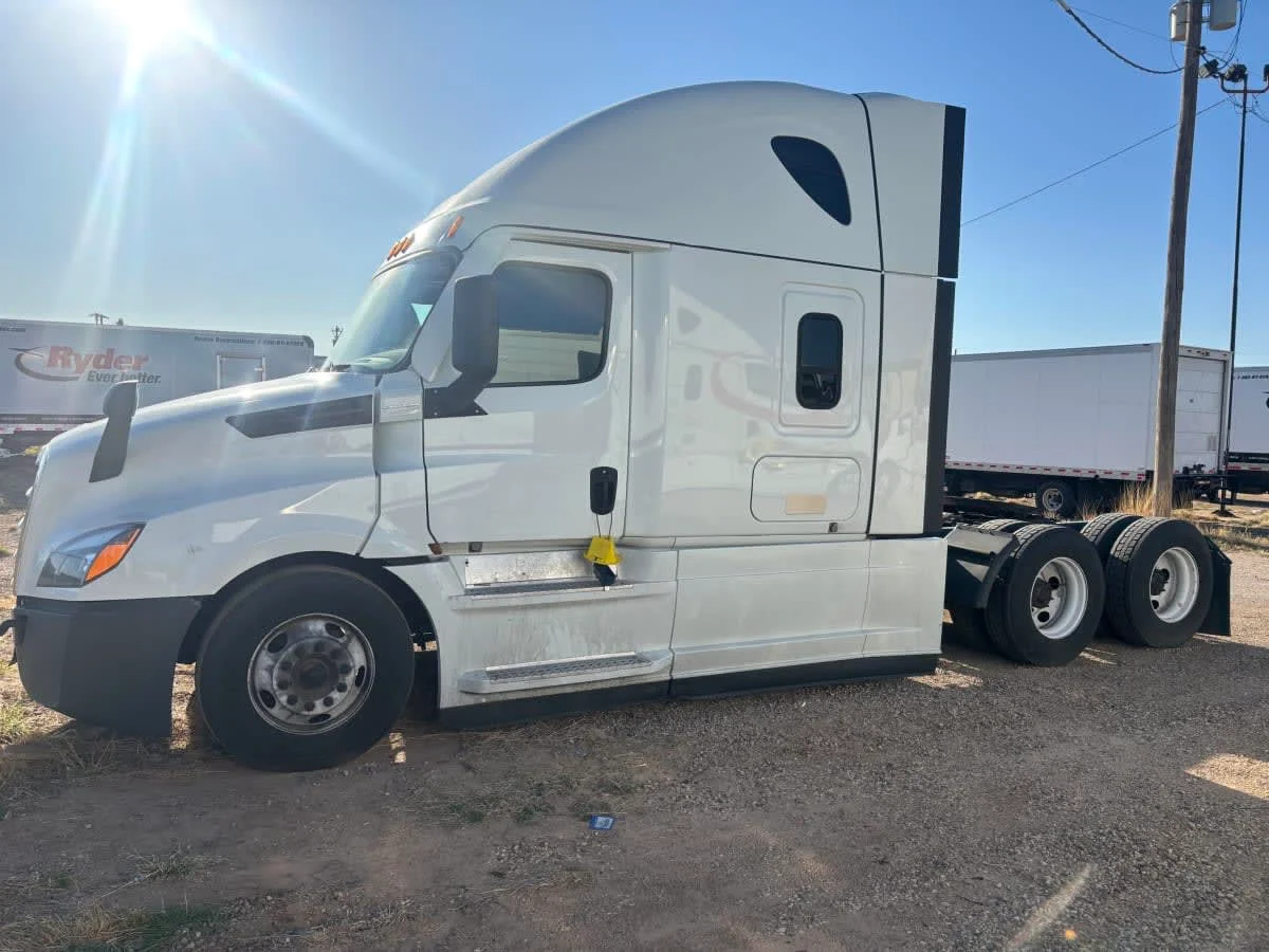 2022 Freightliner Cascadia in Commerce City, CO — photo 2