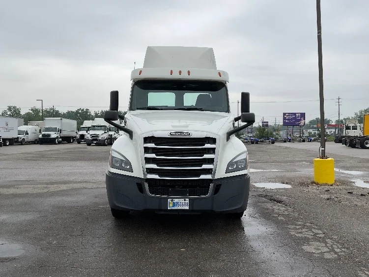 2019 Freightliner Cascadia in Flint, MI — photo 2