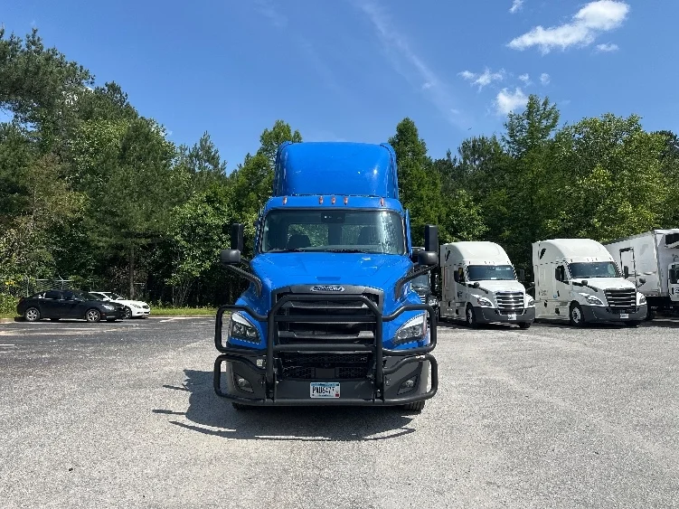 2022 Freightliner Cascadia - image 2
