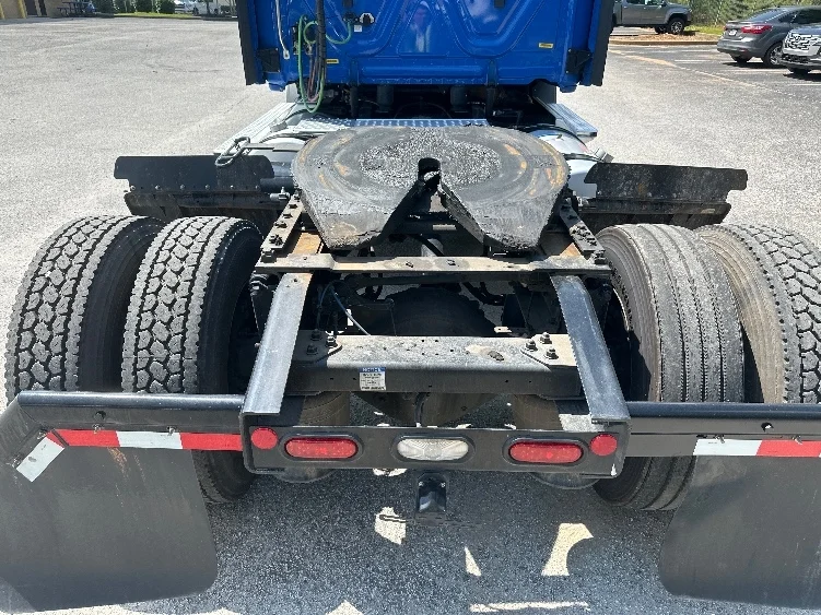 2022 Freightliner Cascadia - image 6