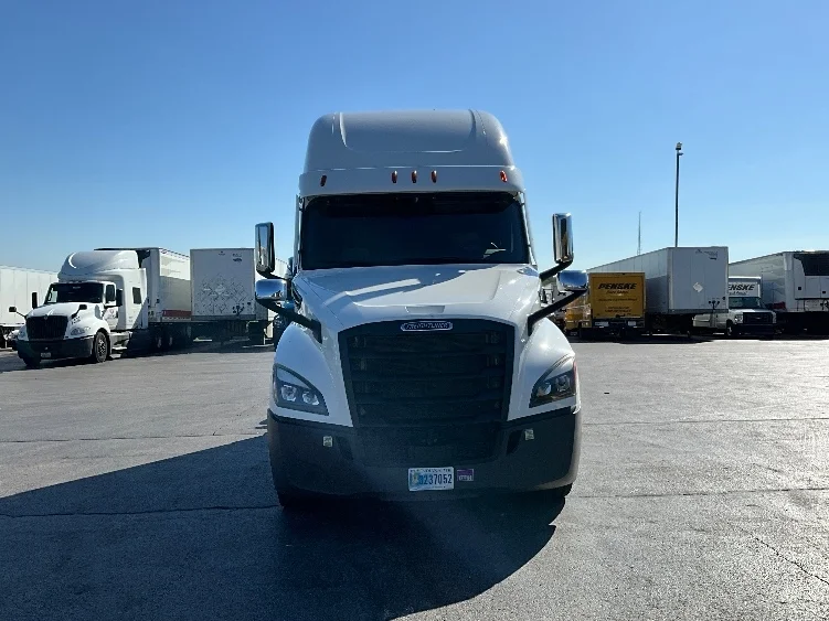2022 Freightliner Cascadia - image 2