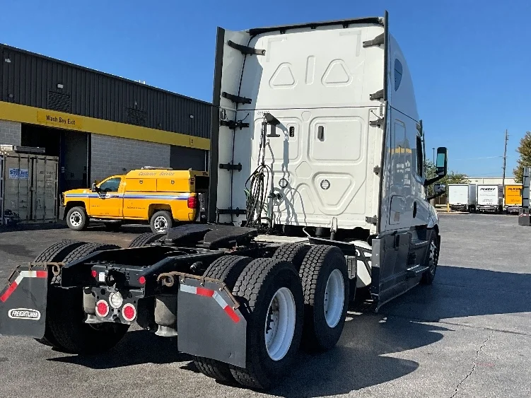 2022 Freightliner Cascadia - image 7