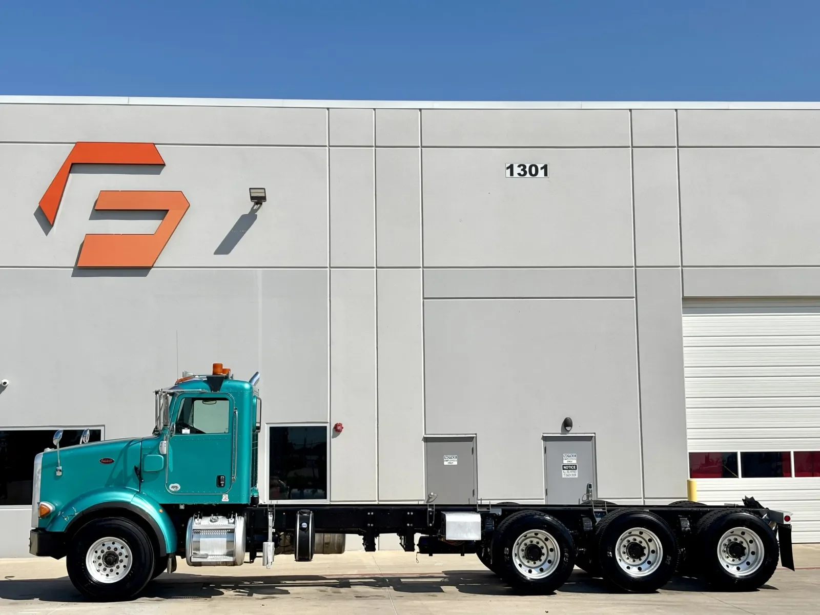 2014 Peterbilt 365 - image 4